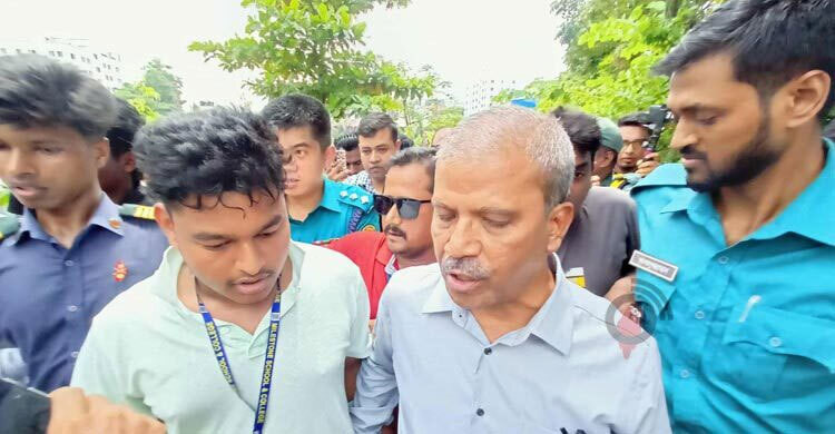 মাইলস্টোনে শিক্ষার্থীদের তোপের মুখে আইন উপদেষ্টা