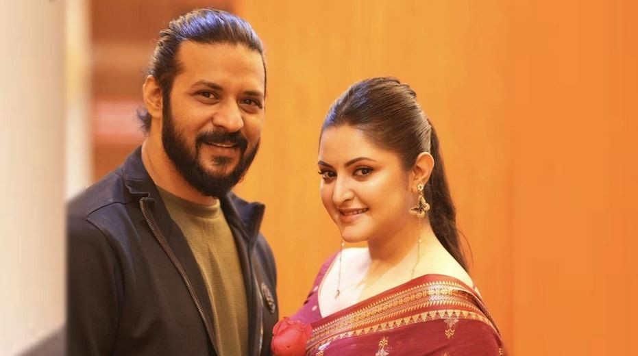 নতুন গল্প সাজিয়ে ‘গোলাপ’ নিয়ে আসছেন নিরব-পরীমনি