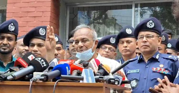 অভিযোগের রাজনীতি না করে মাঠে থাকা উচিত: স্বরাষ্ট্র উপদেষ্টা