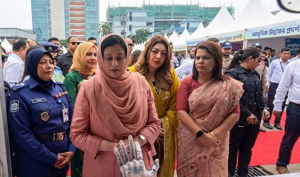 শিক্ষার্থীদের তৈরি কৃত্রিম রোবটিক হাত দেখে মুগ্ধ জুবাইদা রহম...