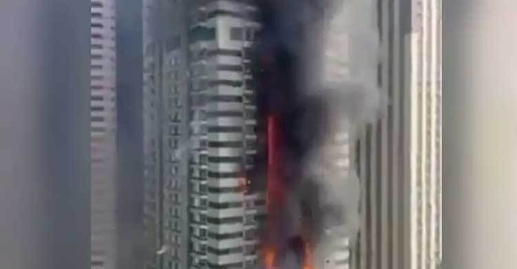 দুবাইয়ের ৬৭তলা ভবনে ভয়াবহ আগুন