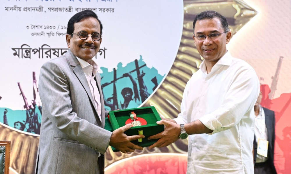 স্বাধীনতা পুরস্কার দর্শকদের উৎসর্গ করলেন হানিফ সংকেত