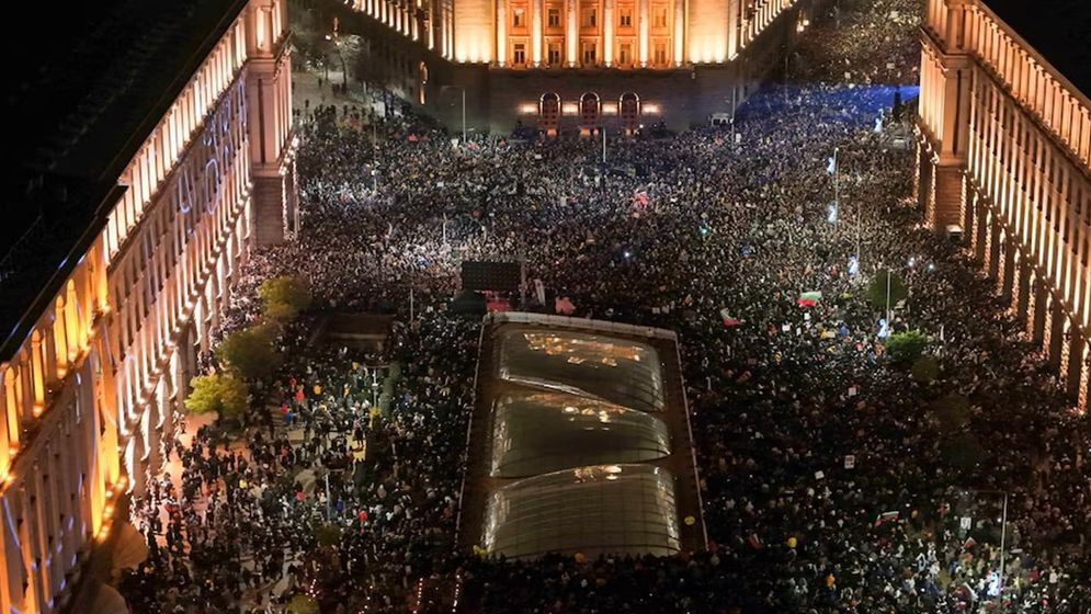 বিক্ষোভের মুখে বুলগেরিয়া সরকারের পদত্যাগ