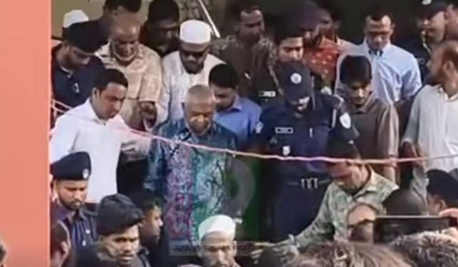 মন্ত্রীর পাশে বসা নিয়ে হট্টগোল, ক্ষো ভে অনুষ্ঠানস্থল ত্যাগ আ...