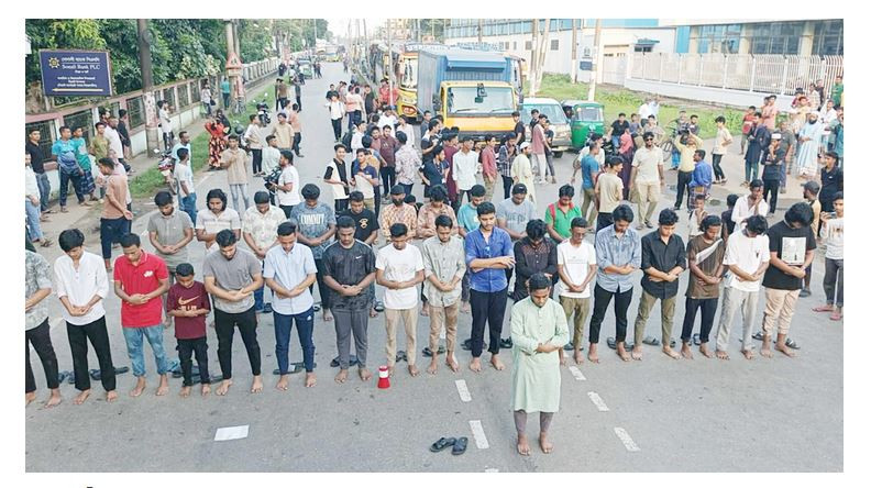 শিক্ষা উপদেষ্টার পদত্যাগ দাবিতে সিলেটে অভিনব প্রতিবাদ