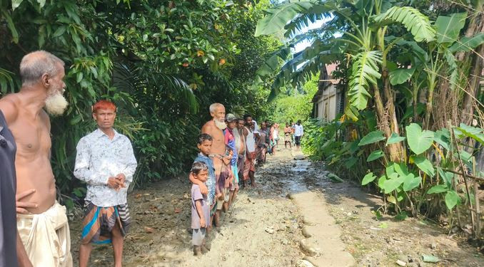 দোয়ারাবাজারে ৬০০ ফুট কাঁচা সড়কে চরম দুর্ভোগ, ভোগান্তিতে চার...