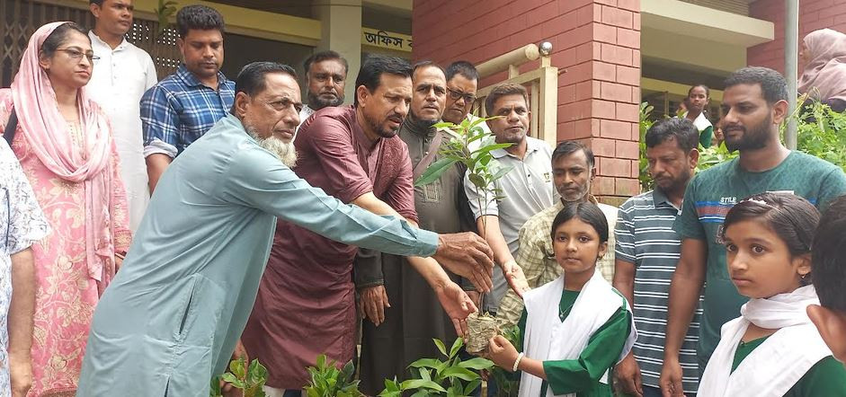 গোলাপগঞ্জে ওয়ার্ড বিএনপির  উদ্যোগে বৃক্ষরোপন ও বিতরণ