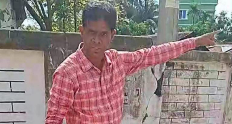 শ্রীমঙ্গলে ফুটপাতের কাজের অনিয়ম দেখে ফেসবুকে লাইভ করায়,এক...