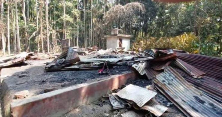 গভীর রাতে শিক্ষিকার বাড়িতে অগ্নিসংযোগ মোরেলগঞ্জে তালাবদ্ধ বস...