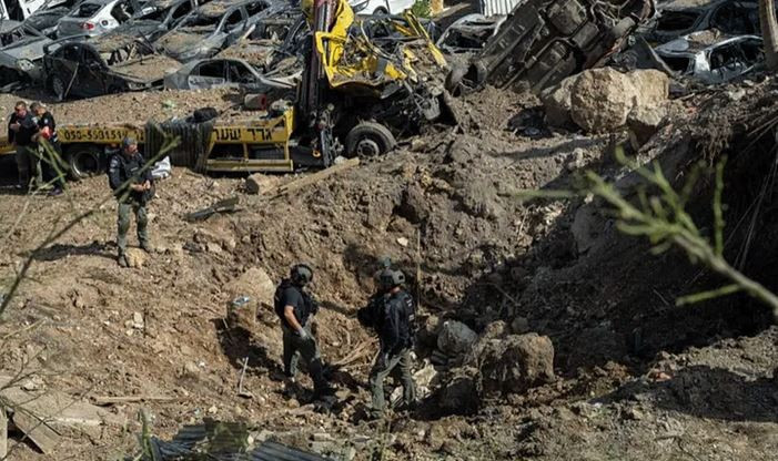 মধ্য ইসরায়েলে একাধিক ইরানি মিসাইলের আঘাত, বিশাল গর্ত