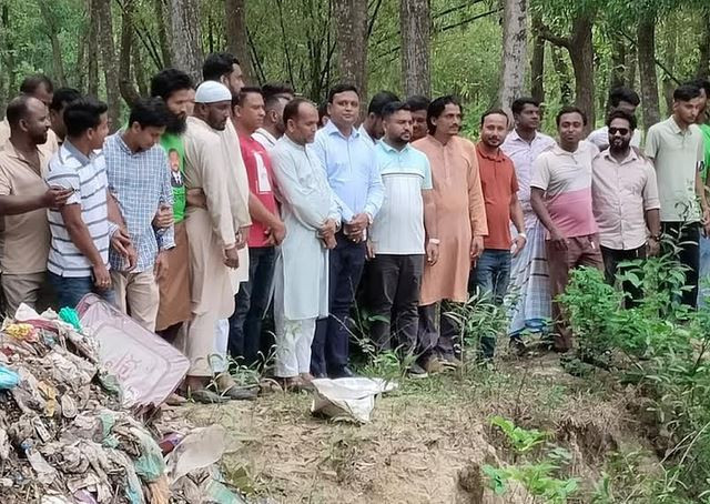 ভালুকায় মহাসড়কের পাশের ময়লার স্তুপ অপসারণে ব্যতিক্রমী উদ্যোগ