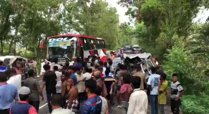 গোপালগঞ্জে পরিবহন বাস, মাইক্রোবাস ও প্রাইভেটকারের সংঘর্ষে নি...