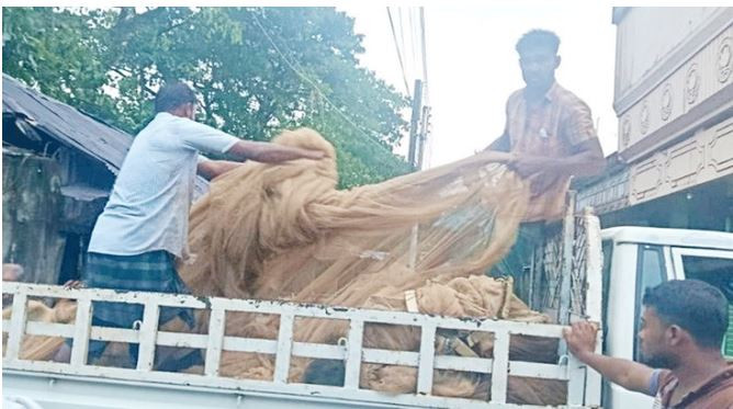 মৌলভীবাজারের  কুলাউড়ায় হাকালুকি হাওরে ১৪ জেলেকে জরিমানা