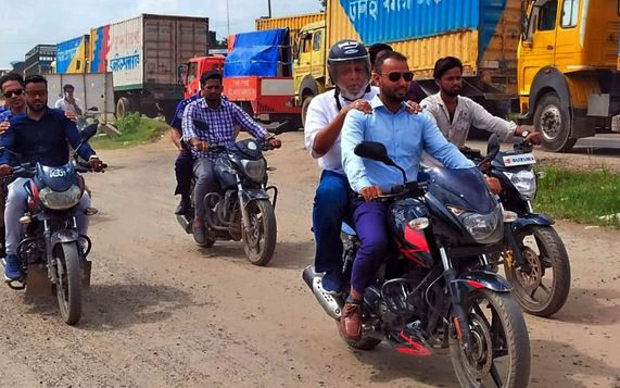 উপদেষ্টা ফাওজুল কবির মহাসড়ক পরিদর্শনে এসে নিজেই পড়ে গেলে যান...