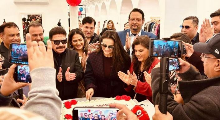 নিউইয়র্কের জ্যামাইকা হিলসাইডে আমিশা প্যাটেল প্রেমস কালেকশন’...