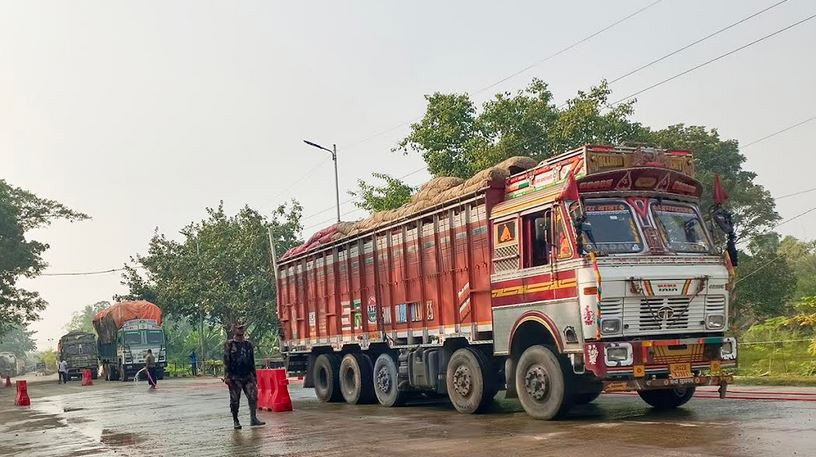 সাতক্ষীরার ভোমরা স্থলবন্দর ব্যবহার করে বেড়েছে রপ্তানি, কমেছে...
