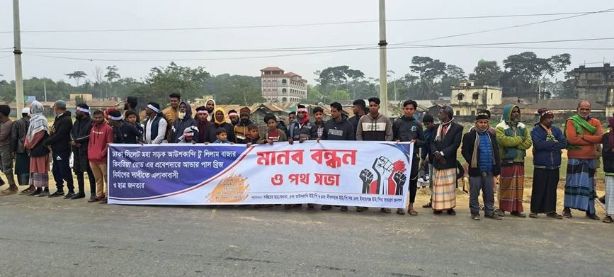 ঢাকা-সিলেট মহাসড়কের আউশকান্দিতে আন্ডারপাস নির্মাণের দাবীতে ছ...