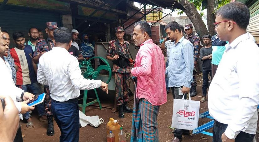 সাতক্ষীরায় বেশী দামে তেল বিক্রির অভিযোগে ৫ হাজার টাকা জরিমান...