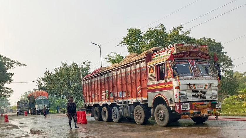 ঈদুল আজহা উপলক্ষ্যে সাতক্ষীরার ভোমরা স্থলবন্দরে আমদানি-রফতান...