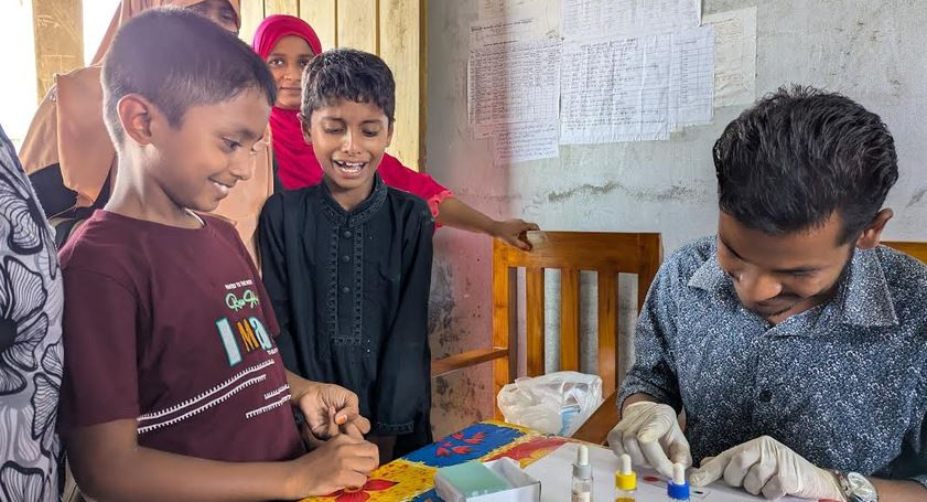 ভালুকায় ২০০ শিক্ষার্থীর বিনামূল্যে রক্তের গ্রুপ নির্ণয়