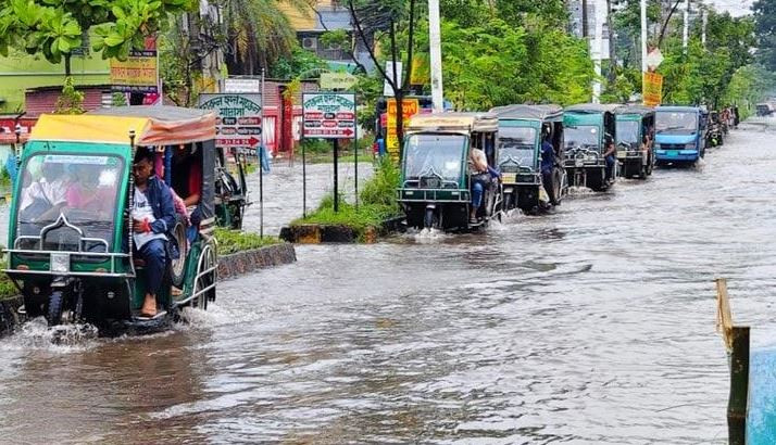 টানা বৃষ্টিতে জলমগ্ন নগরী, চরম দুর্ভোগে লাখো মানুষ
