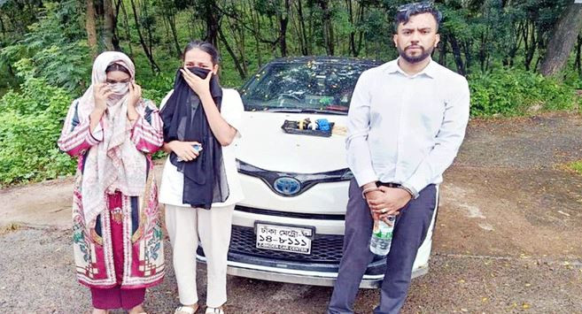 স্বরাষ্ট্র মন্ত্রণালয়ের স্টিকার লাগানো গাড়ি, দুই তরুনীসহ যুব...