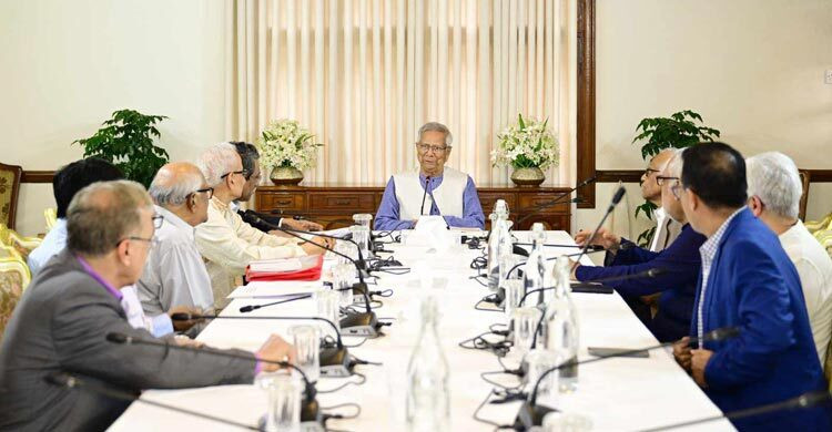 জাতীয় ঐকমত্য কমিশনের সঙ্গে বৈঠক করলেন প্রধান উপদেষ্টা  ড. ম...