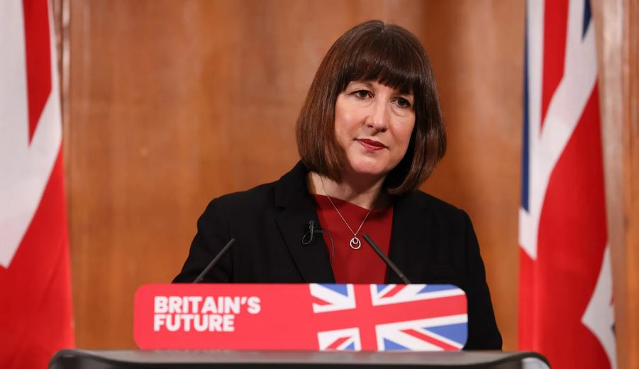 বিশাল ঘাটতি দেখিয়ে করের বোঝা চাপিয়ে বিপাকে ব্রিটিশ চ্যান্সেল...