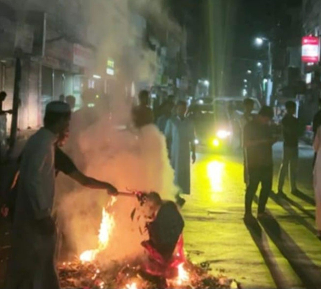 আ.লীগ নিষিদ্ধের দাবিতে মৌলভীবাজারে টায়ার জ্বালিয়ে বিক্ষোভ