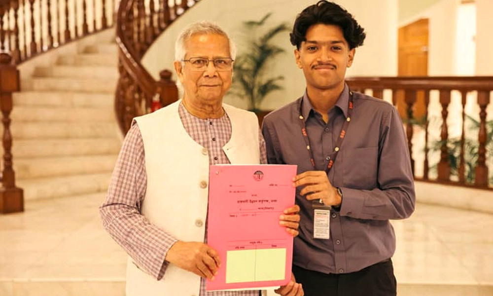 সাগর-রুনির সন্তানের হাতে প্লটের দলিল হস্তান্তর করলেন প্রধান...