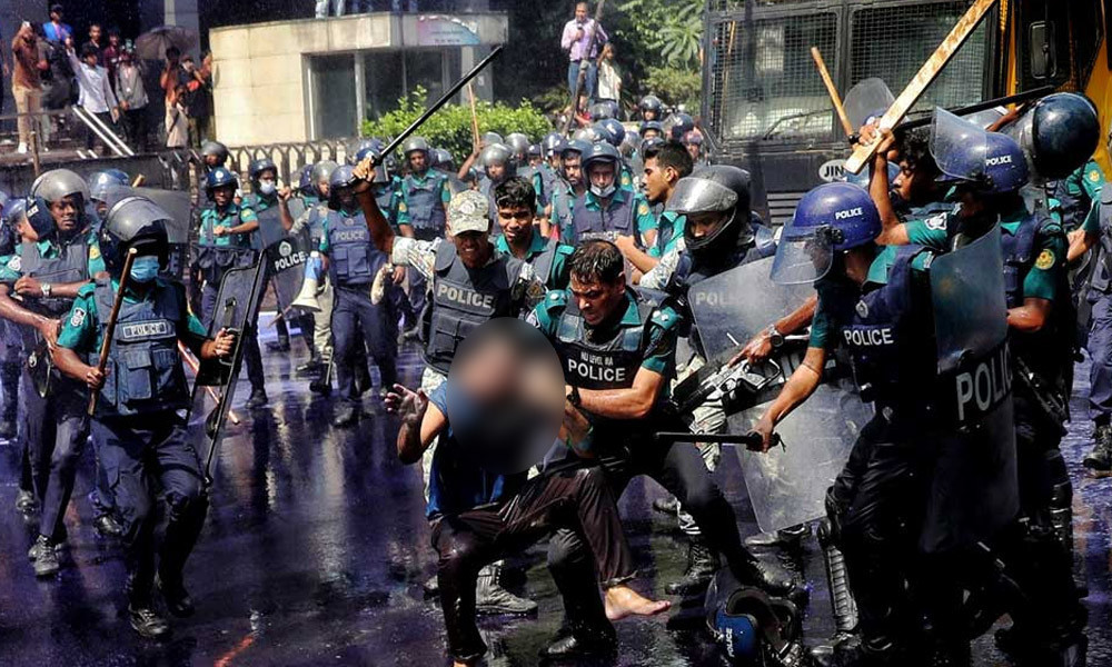 ছাত্রের মুখ চেপে ধরার আলোচিত ছবিটি বাস্তব, ডিএমপির দাবি ভিত্...
