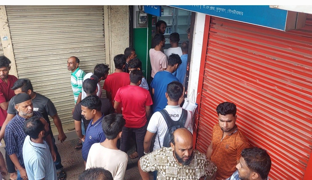 মৌলভীবাজার শহরে দোকান ভেঙে নগদ টাকা সহ বিভিন্ন ব্র্যান্ডের ম...