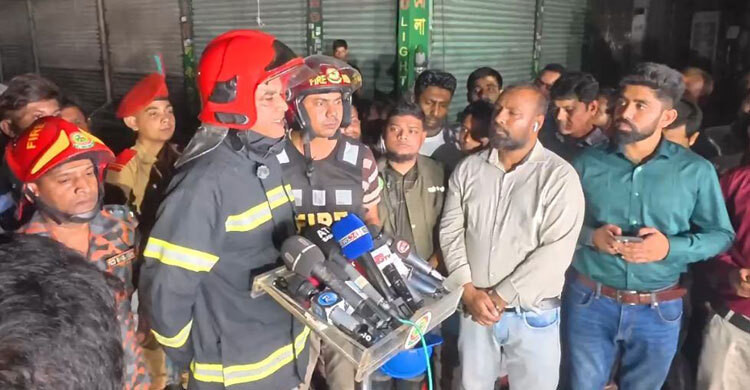পুরানা পল্টনে আগুন ১১ তলা ভবনের ছাদজুড়ে টিনশেড, ভেতরে ছিল ব...
