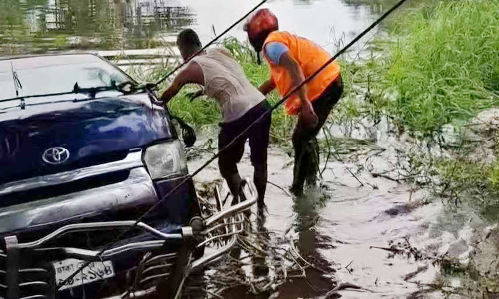 নোয়াখালীতে মাইক্রোবাস খালে পড়ে নিহত ৭