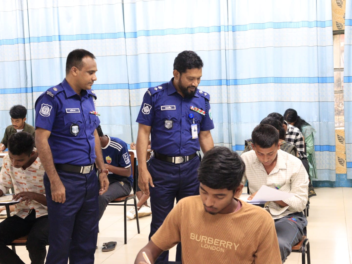 মৌলভীবাজারে পুলিশের কনস্টেবল পদে নিয়োগে লিখিত পরীক্ষা অনুষ্ঠ...