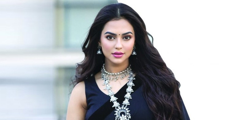 বিমানবন্দরে অভিনেত্রী নুসরাত ফারিয়া আটক