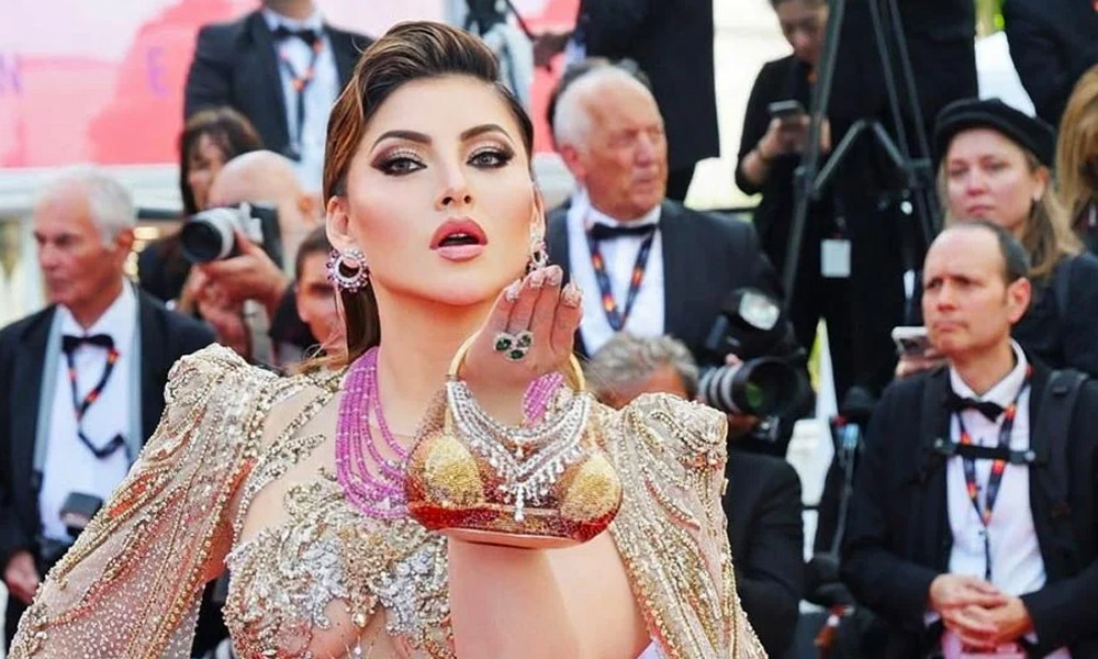 হীরা খচিত ‘বিকিনি’ হাতে কান-এর রেড কার্পেটে উর্বশী, বিরক্ত হ...