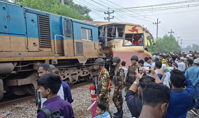 কুমিল্লায় বাস-ট্রেন সংঘর্ষ : গাফিলতির প্রমাণ পেয়েছে তদন্ত কম...