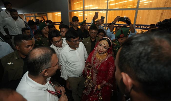কর্মসূচি সংক্ষিপ্ত করে নবদম্পতির সঙ্গে সৌজন্য সাক্ষাৎ তারেক...