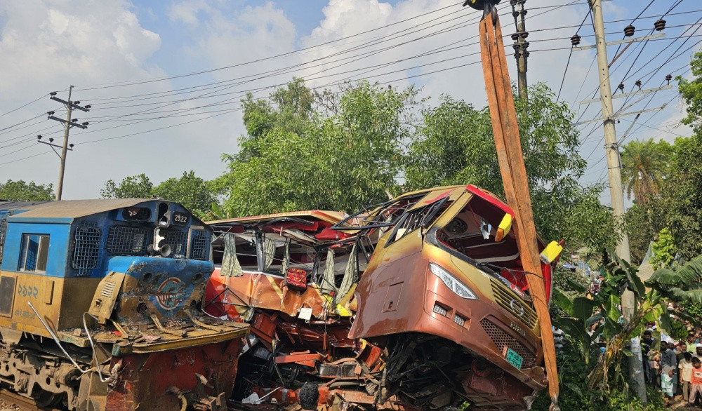 কুমিল্লায় বাস-ট্রেন সংঘর্ষ  নিহতদের পরিবার পাবে ১ লাখ টাকা