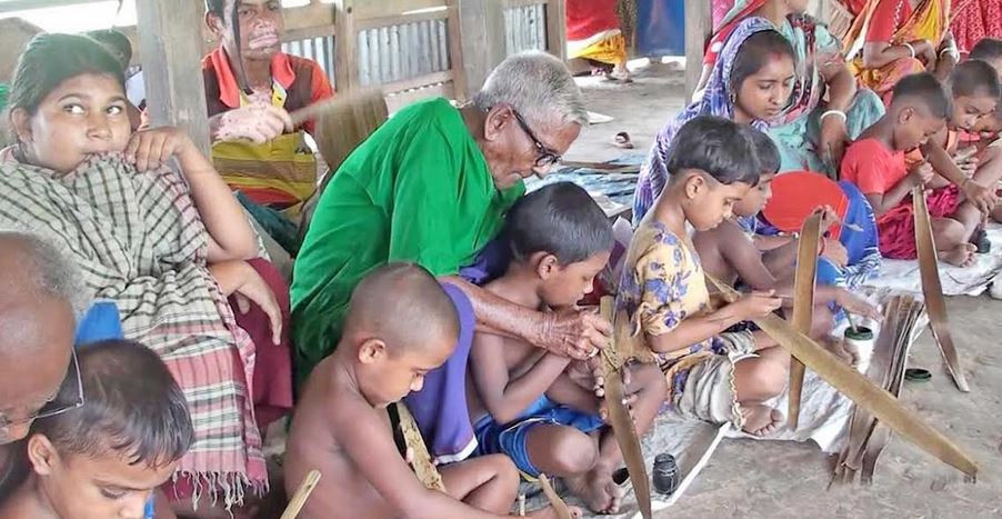 তালপাতার পাঠশালা ২১ বছর ধরে শিশুশিক্ষায় জ্ঞানের আলো ছড়াচ্ছেন...