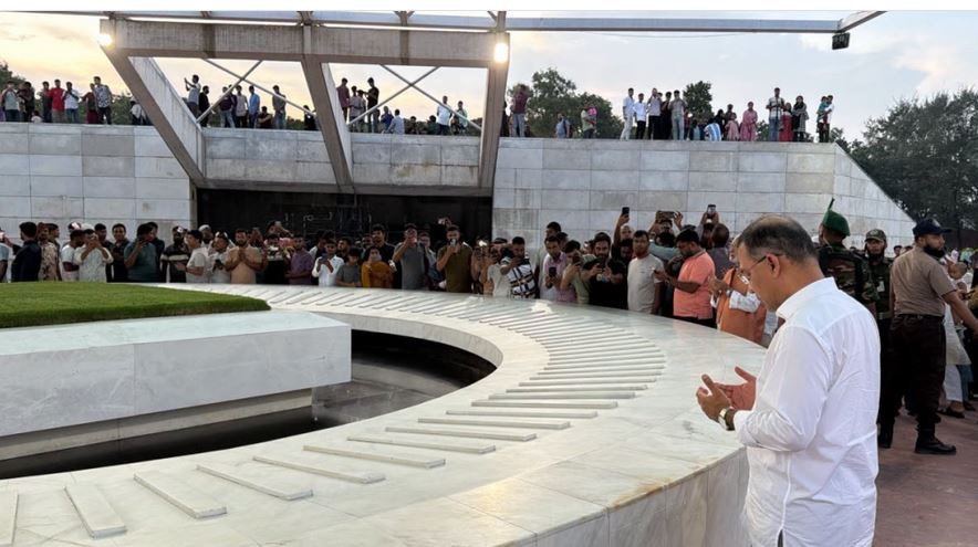 রাষ্ট্রপতি নির্বাচন শেষে মা-বাবার কবর জিয়ারত করলেন প্রধানমন্...