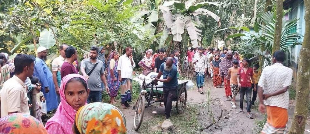ঝোপের ভেতর থেকে মহিলার লাশ উদ্ধার, তিন ছেলে ও পুত্রবধূসহ ৪ জ...