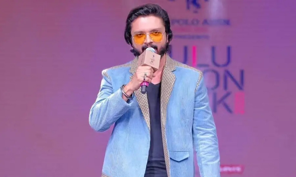 বক্তৃতা দিতে উঠে মঞ্চেই লুটিয়ে পড়লেন অভিনেতা