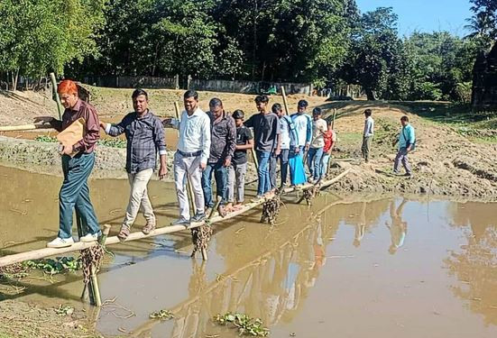 হবিগঞ্জের নবীগঞ্জে জলবায়ু ব্যবস্থাপনা প্রকল্প পরিদর্শনে এলজি...