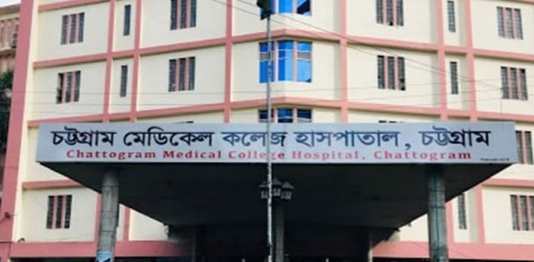 চট্টগ্রামে গাড়ি উল্টে ২০ পুলিশ সদস্য আহত