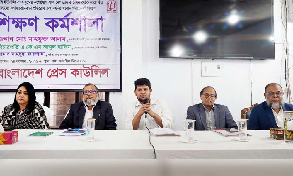 জেনেশুনে গুজব ও অপতথ্য ছড়ানো হচ্ছে : তথ্য উপদেষ্টা