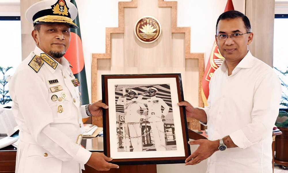 প্রধানমন্ত্রীর সঙ্গে নৌবাহিনী প্রধানের সৌজন্য সাক্ষাৎ