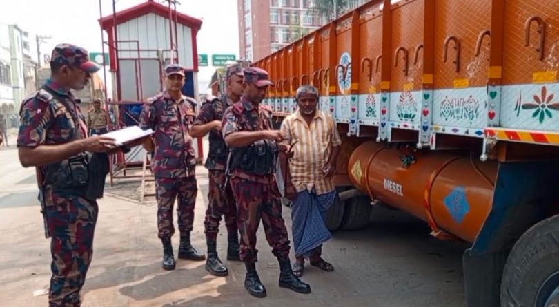 জ্বালানি তেল ভারতে পাচার রোধে সাতক্ষীরা সীমান্তে অস্থায়ী চে...