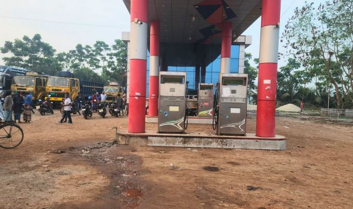 তেল না দেওয়ায় পাম্প ম্যানেজারকে ট্রাক চাপায় হত্যার অভিযোগ